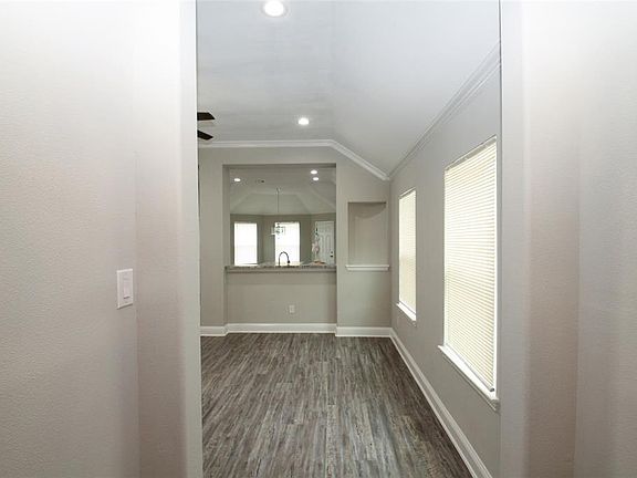 3rd image of 1512 E Elmore Ave
