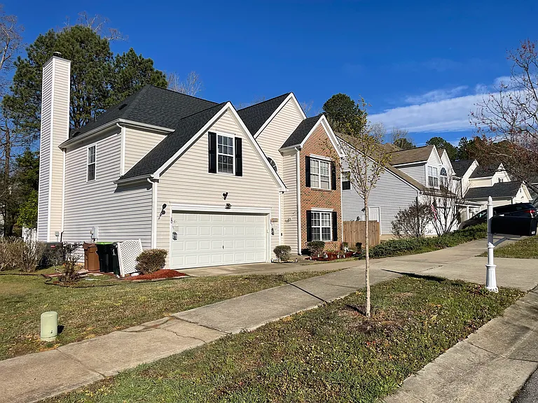 605 Holly Thorn Trce — Photo 2