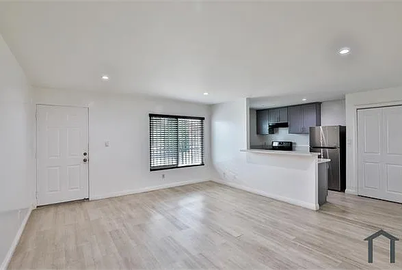 1881 W Jefferson Blvd #204 — Photo 5