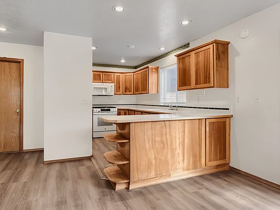 4th image of 776 SW 12th St