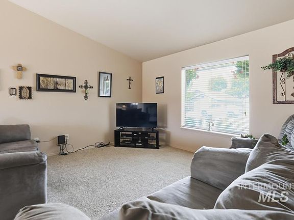 3rd image of 321 W Avenue K