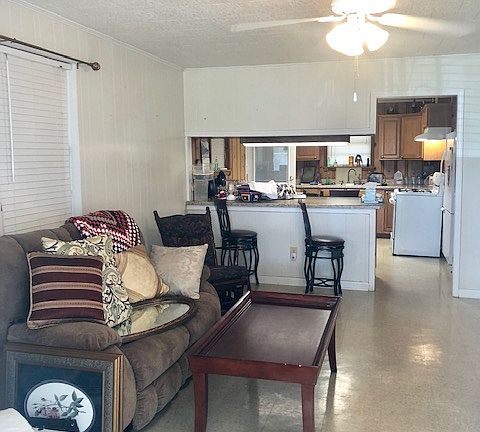 3rd image of 308 Holiday Dr