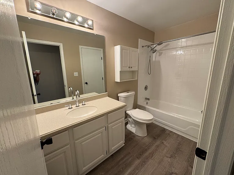 11411 Douglas Ave #C — Photo 16
