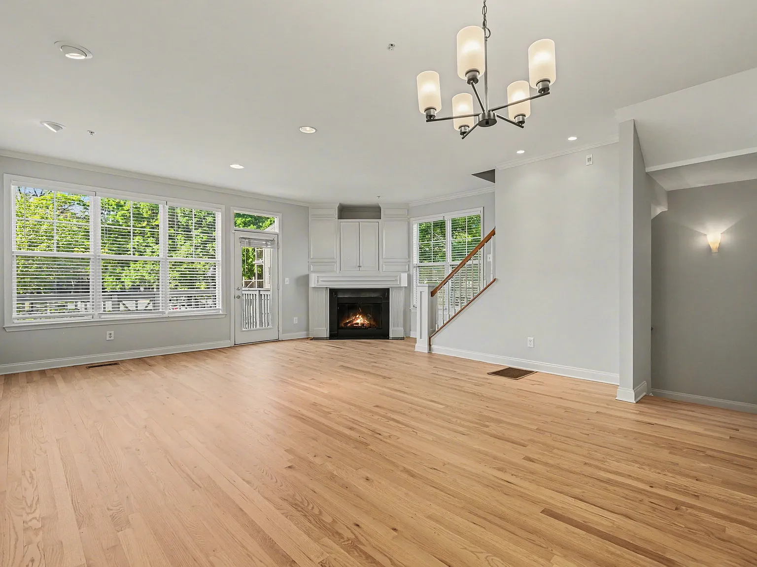 4 bed, 3.5 bath, 1950 sqft, $2,995 — Photo 2