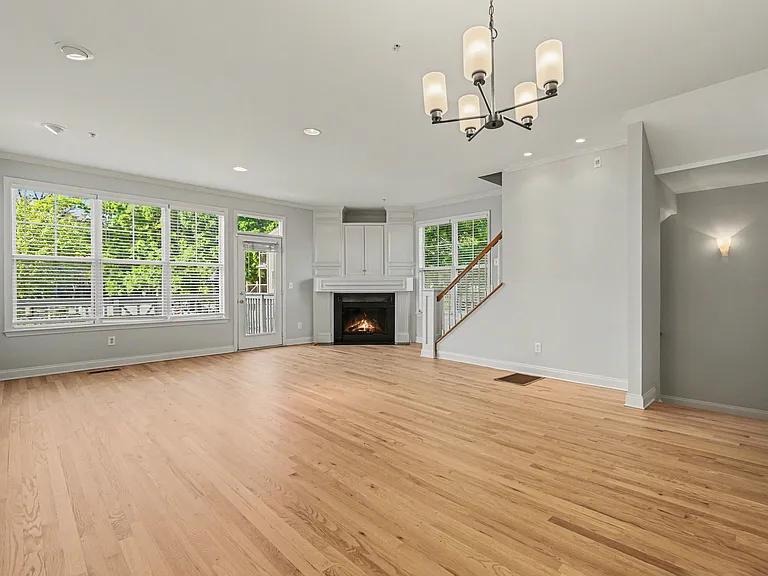 841 W 4th St — Photo 2