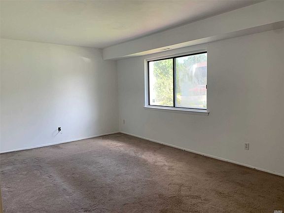 3rd image of 135 Pointe Cir N