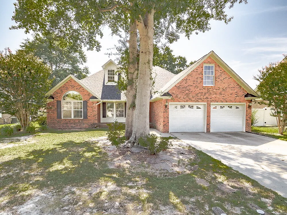 4 bed, 2.0 bath, 2001 sqft, $2,200 — Photo 2