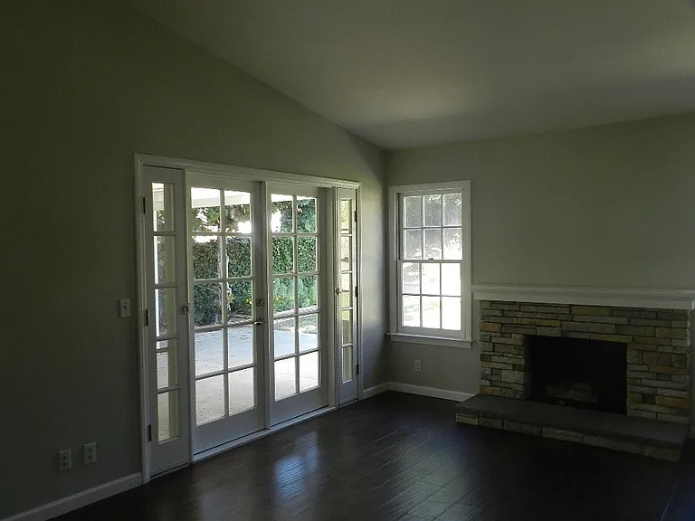 25261 Arcadian Ave — Photo 5