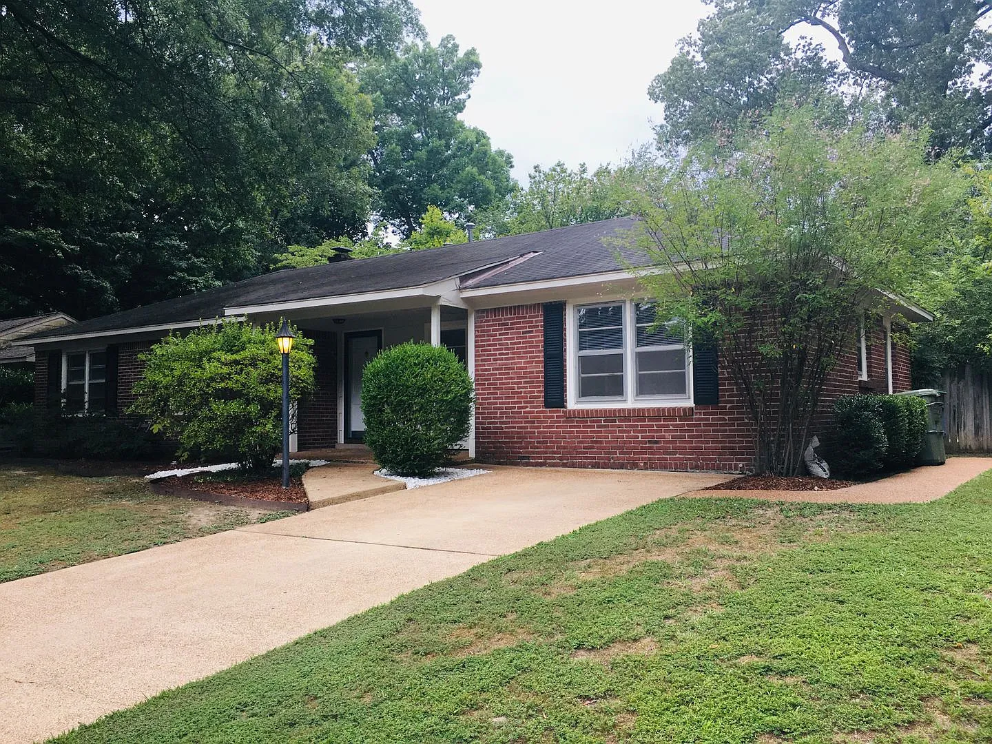 Charming East Memphis home with fully fenced in back yard! Over 1900 sq ft of living space! Pets ... — Photo 1