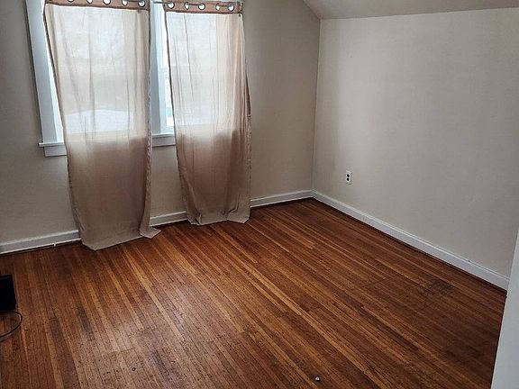 4th image of 326 Roslyn St Unit 2