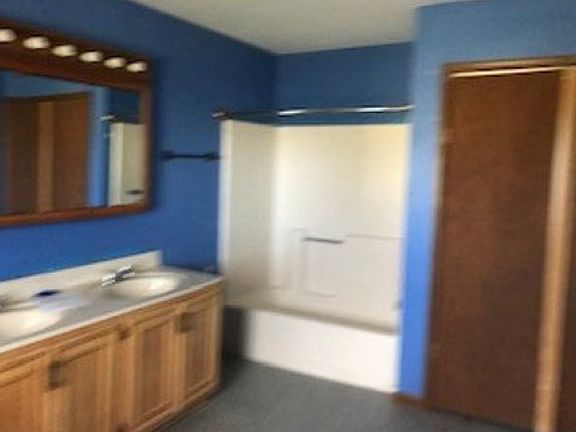 5th image of 425 Broadway St