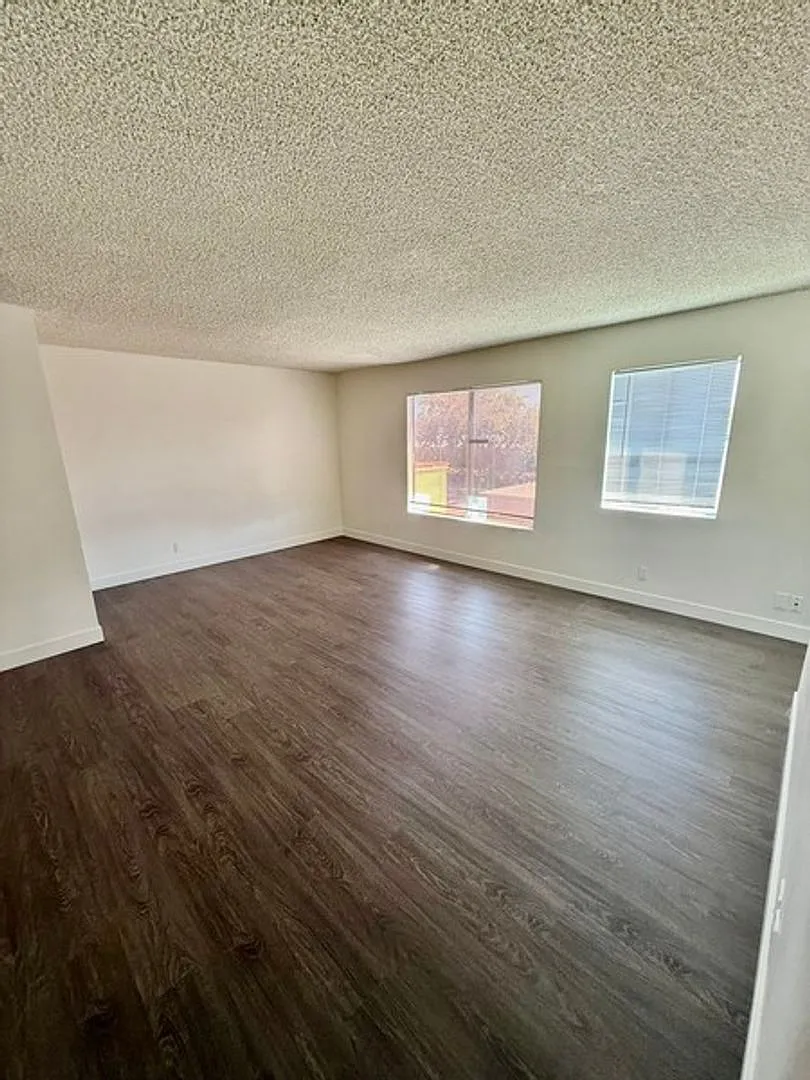 Building Photo - 310 W Sheila Ln #3