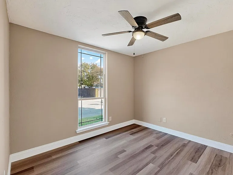 Unfurnished room featuring light wood-style flooring and a ceiling fan