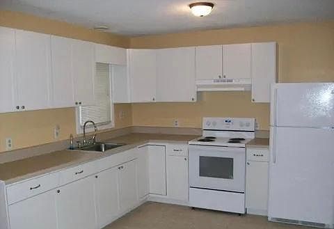 5th image of 120 Oak Grove Ave
