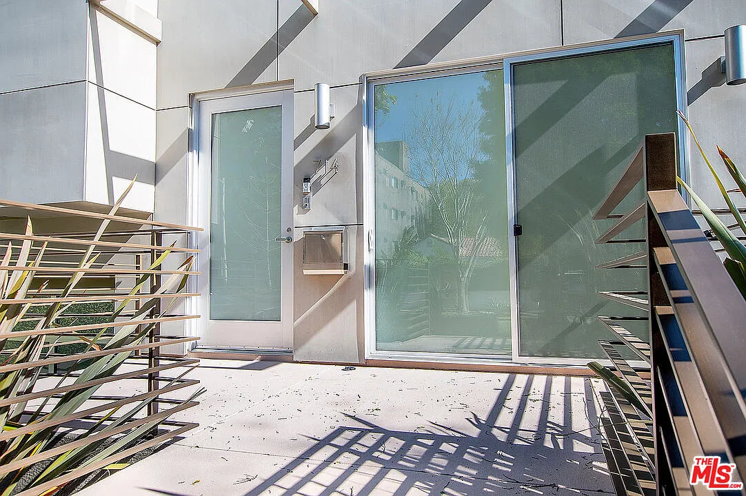 2 bed, 2.5 bath, 2500 sqft, $8,750 — Photo 3
