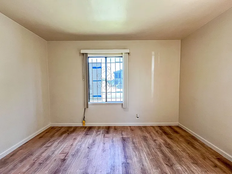 6605 S Van Ness Ave — Photo 20