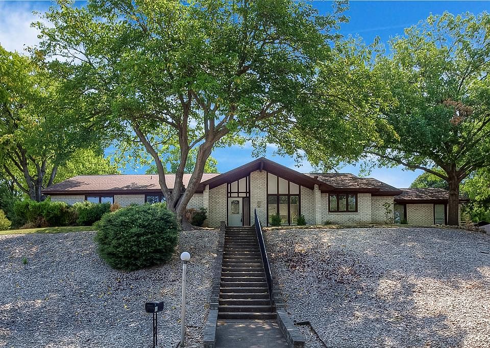 1st image of 19 Mont Del Dr