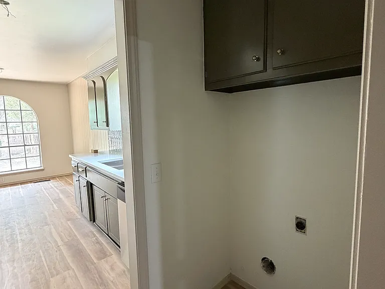 726 Garden Grv — Photo 7