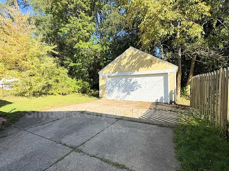3 bed, 1.0 bath, $1,400 — Photo 2