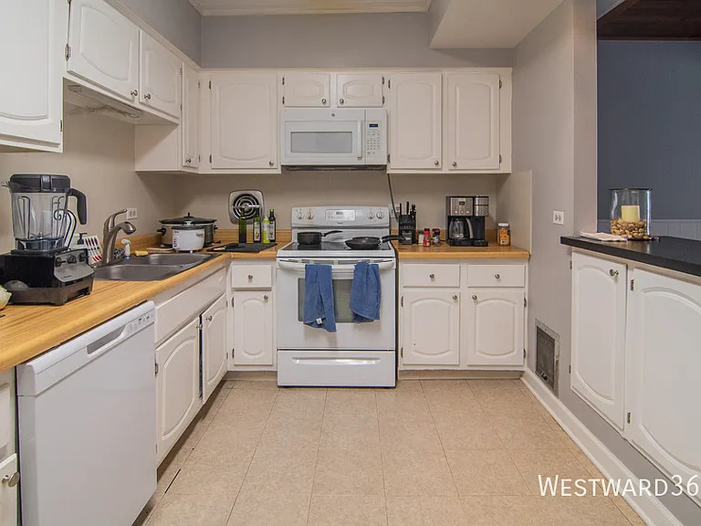 4334 N Clarendon Ave #309 — Photo 2