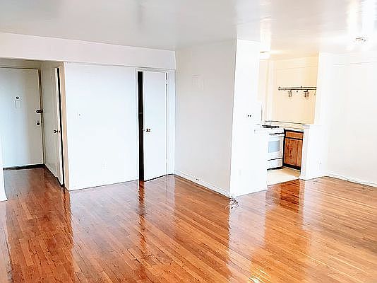 3rd image of 2534 Crescent St APT 4A
