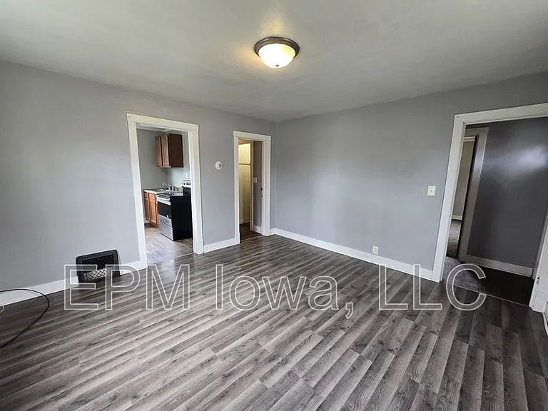 609 1st St W #D — Photo 9
