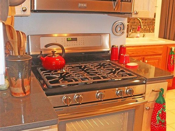 Enjoy gas connection for a range of your choice! *Gas range not included