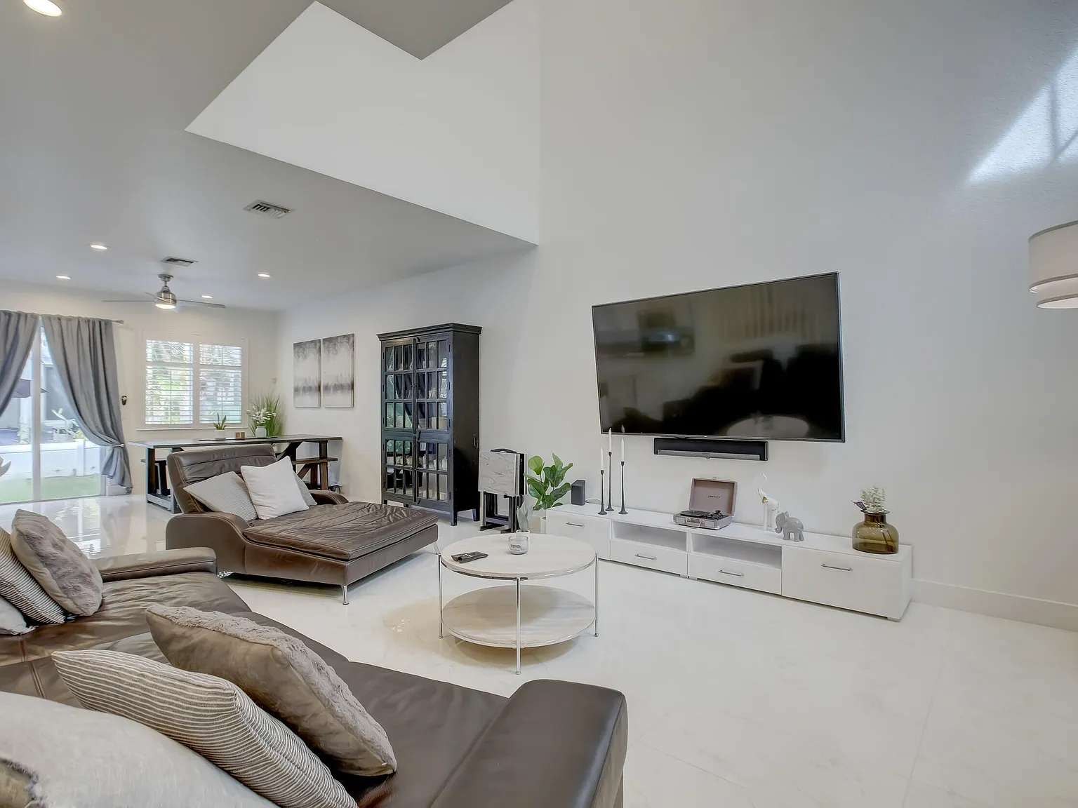3 bed, 2.5 bath, 2276 sqft, $3,900 — Photo 3