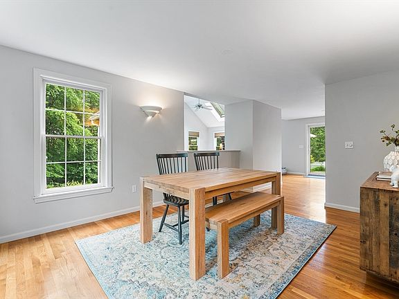 4th image of 17 Barberry Ln