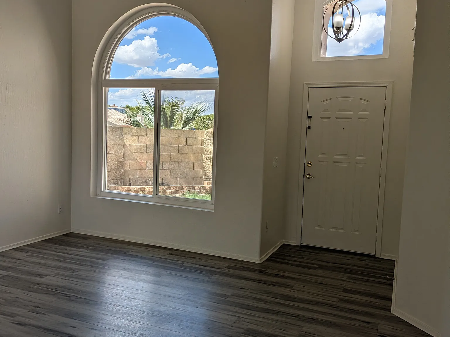 4 bed, 2.5 bath, 2057 sqft, $2,800 — Photo 2