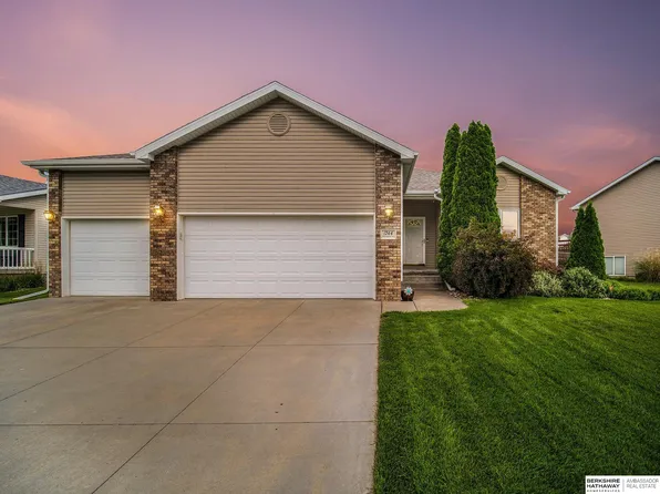 1744 Blackhawk Dr, Lincoln, NE 68521