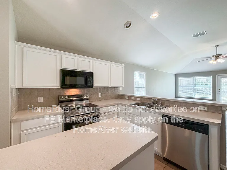 1102 Oak Hollow Ln — Photo 2