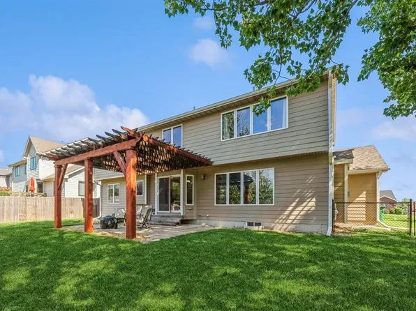 7322 Oakwood Dr, Urbandale, IA 50322