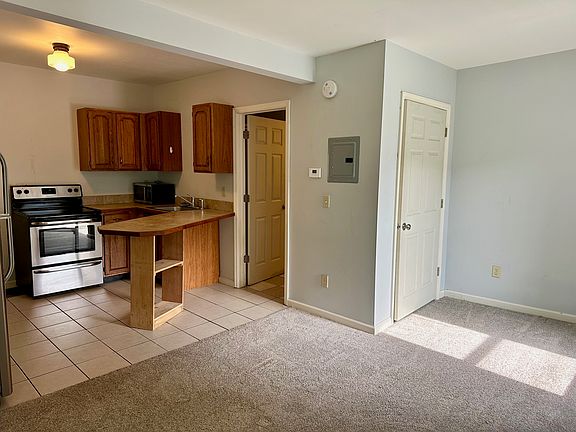 3rd image of 8 New Pruyn St #B