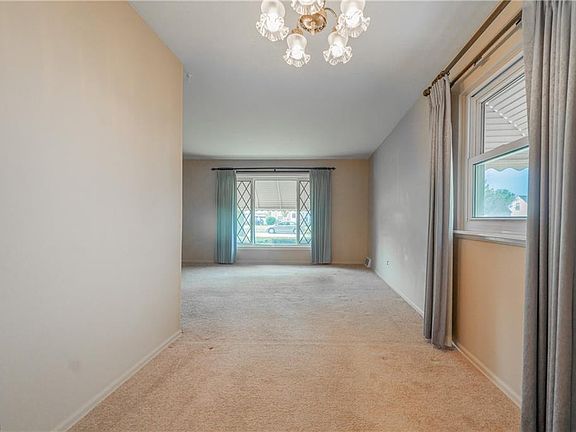 4th image of 26431 Farringdon Ave