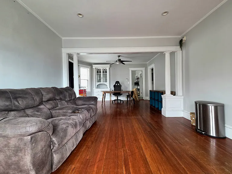 livingroom into diningroom