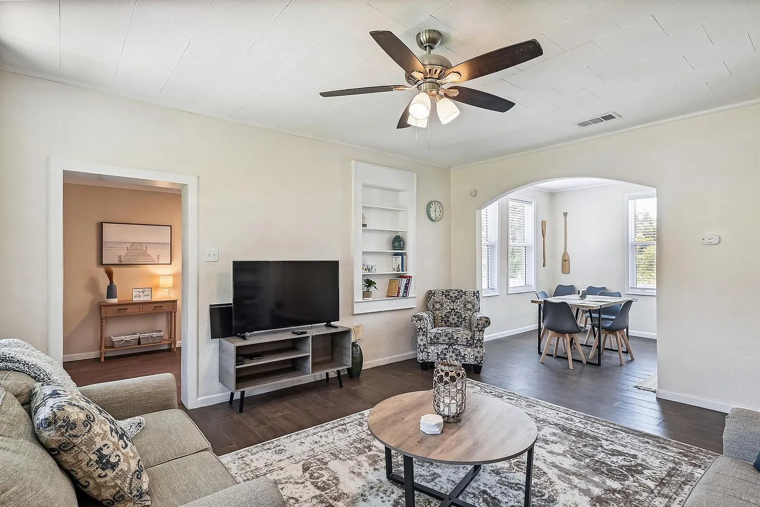 3 bed, 2.0 bath, 1194 sqft, $3,210 — Photo 2