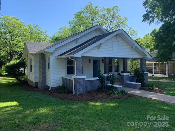 419 W 8th St, Newton, NC 28658