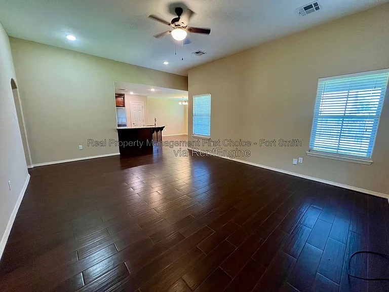 507 Ridge Point Dr — Photo 2