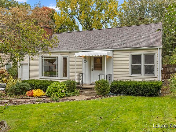 2nd image of 915 Foster Ct NE
