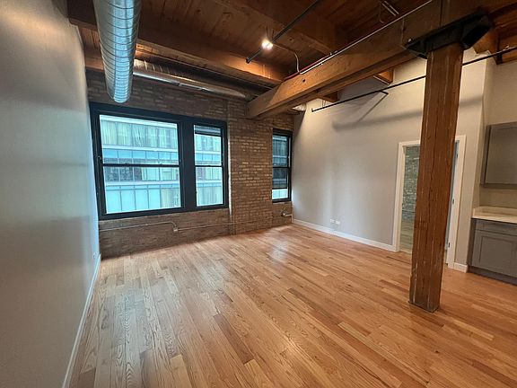 4th image of 11 E Illinois St Unit 501