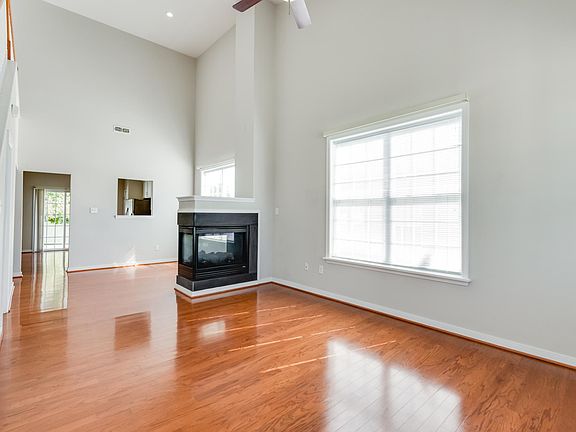 3rd image of 1001 Parkland Pl