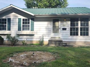 1002 S Pope St, Benton, IL 62812