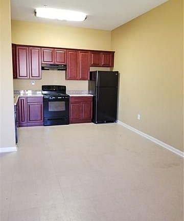 4th image of 1120 Touro St