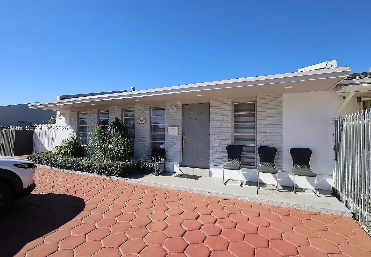 3 bed, 1.0 bath, 1015 sqft, $2,800 — Photo 1