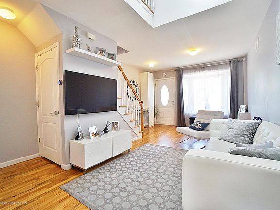 2nd image of 976 Nugent Ave