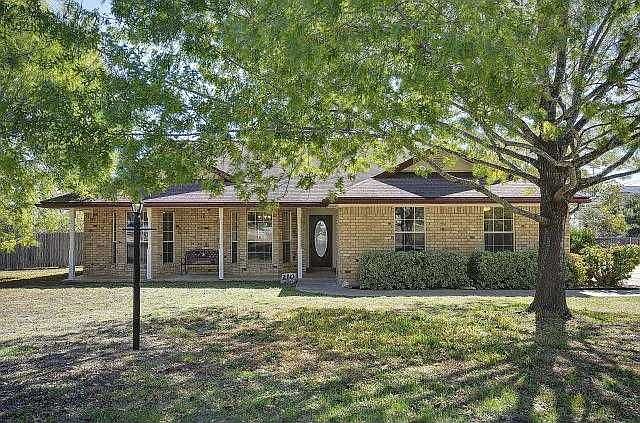 1st image of 210 Live Oak Dr