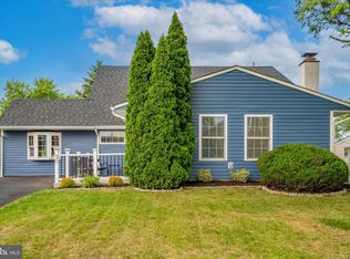 30 Great Oak Rd, Levittown, PA 19057