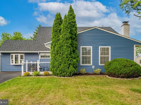 30 Great Oak Rd, Levittown, PA 19057