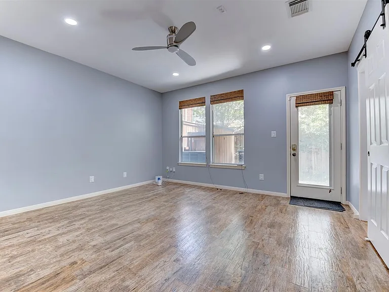34 Waugh Dr #D — Photo 4